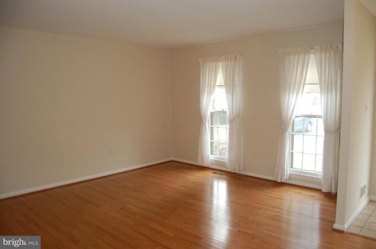 11706 Putting Green Court Reston, VA 20191 - Photo 8 of 20 Living Room