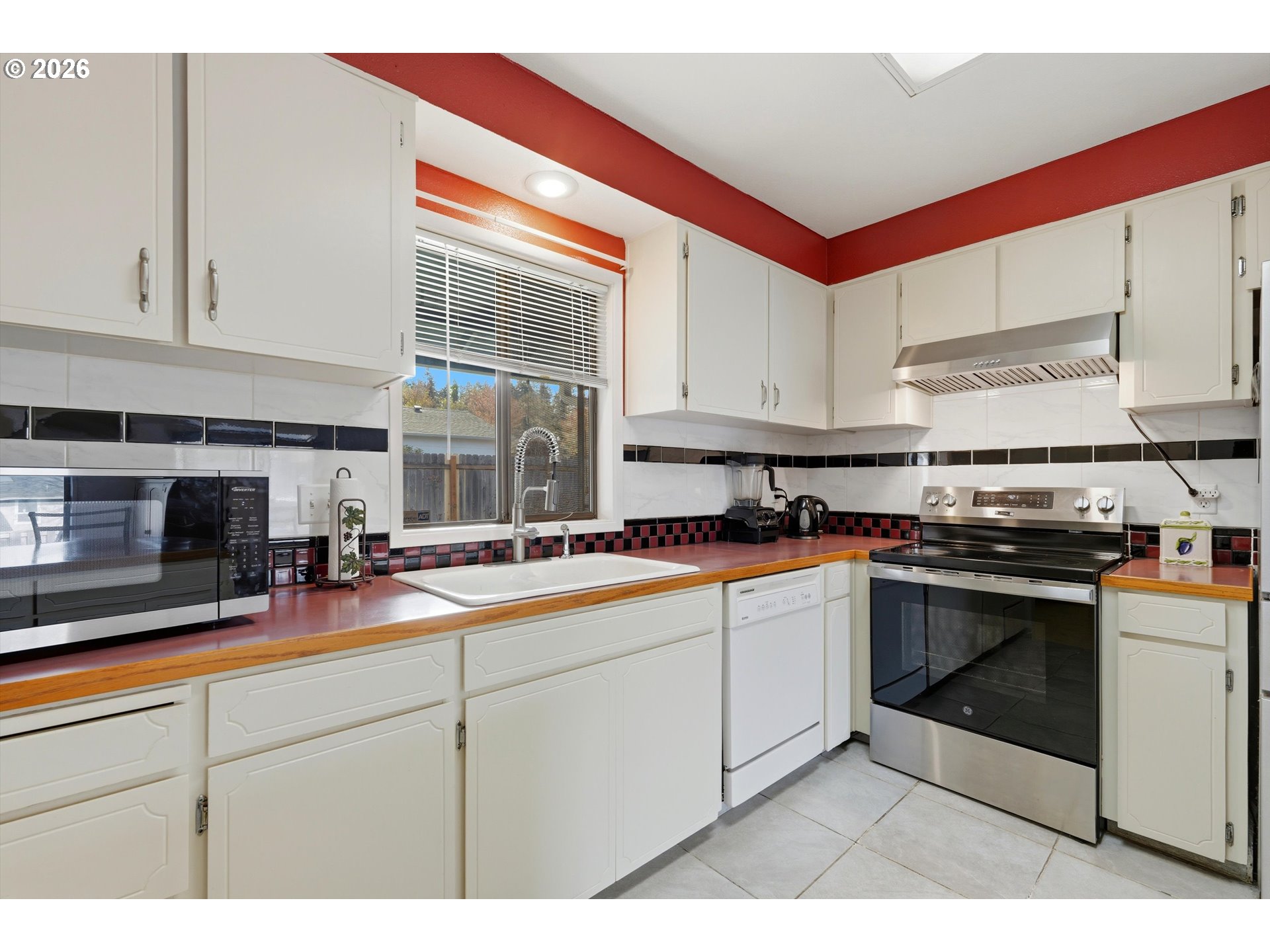 6811 Southwest 170th Avenue Beaverton, OR 97007 - Photo 10 of 29