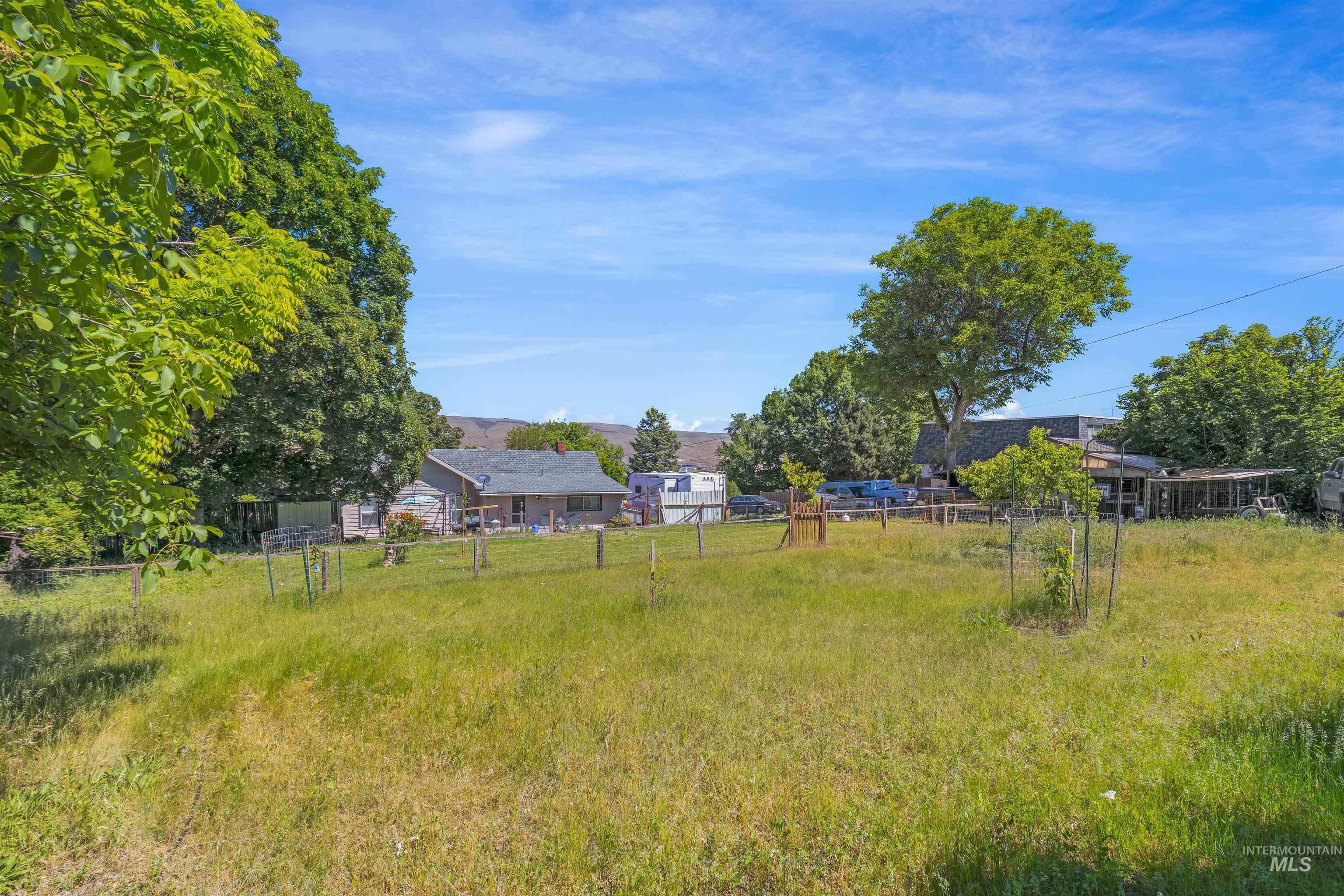 238 Hillcrest Road Lewiston, ID 83501 - Photo 10 of 27 Expansive grassy area featuring a fenced perimeter