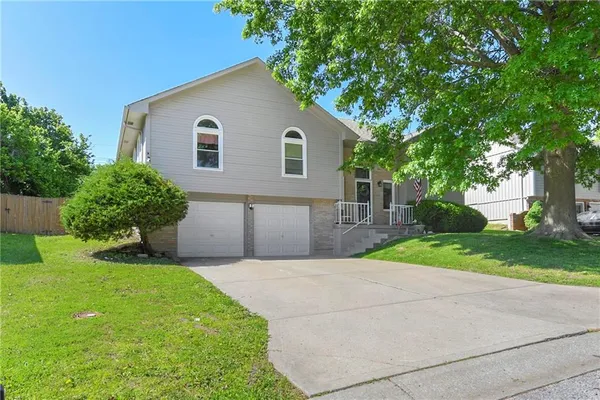 $324,000 | 1204 Northeast Hunter's Road, Blue Springs, MO 64014