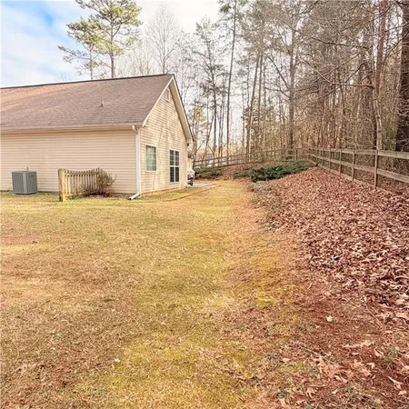 a house view with backyard space