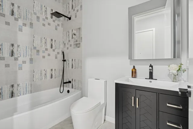 $850,000 | 5830 North Lincoln Avenue, Unit 1E, Chicago, IL 60659