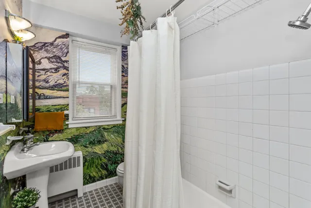 $200,000 | 1585 Ridge Avenue, Unit 404, Evanston, IL 60201