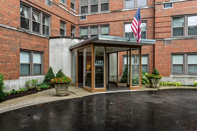 $200,000 | 1585 Ridge Avenue, Unit 404, Evanston, IL 60201