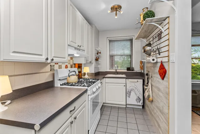 $200,000 | 1585 Ridge Avenue, Unit 404, Evanston, IL 60201