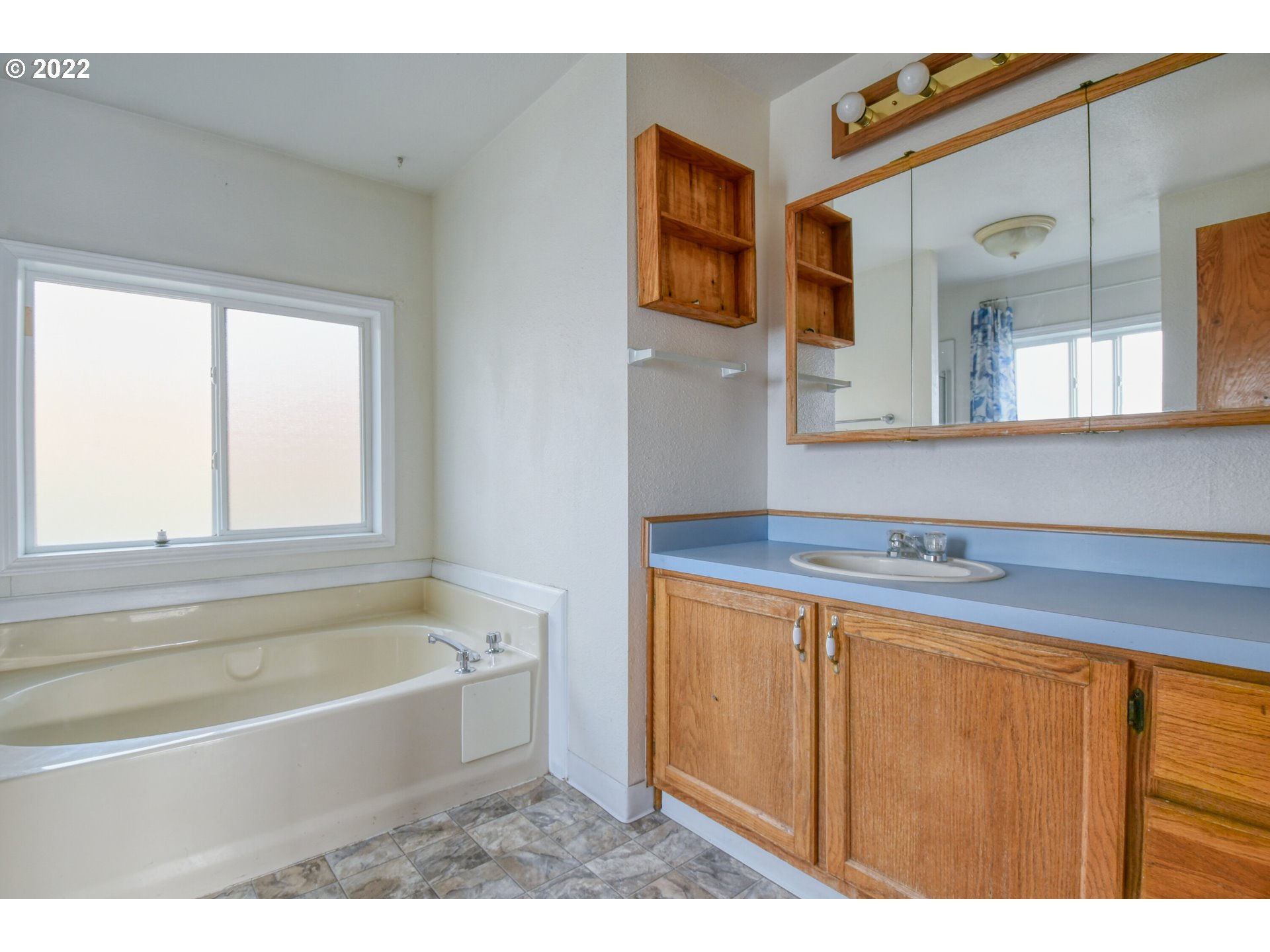809 Southwest 11th Street Pendleton, OR 97801 - Photo 21 of 32 a bathroom with a bathtub and a sink