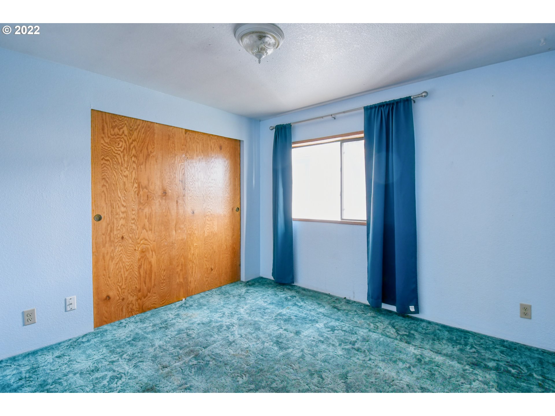 809 Southwest 11th Street Pendleton, OR 97801 - Photo 27 of 32 an empty room with windows