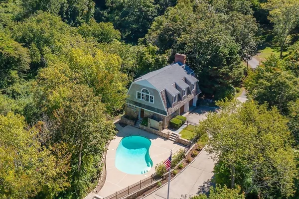 a view of a chairs in a backyard