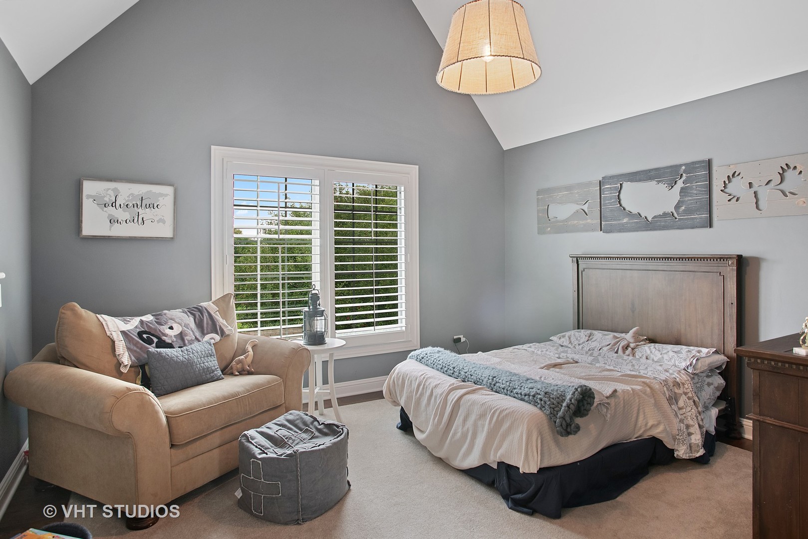 726 Hastings Street Park Ridge, IL 60068 - Photo 21 of 38 a bedroom with a bed and a couch