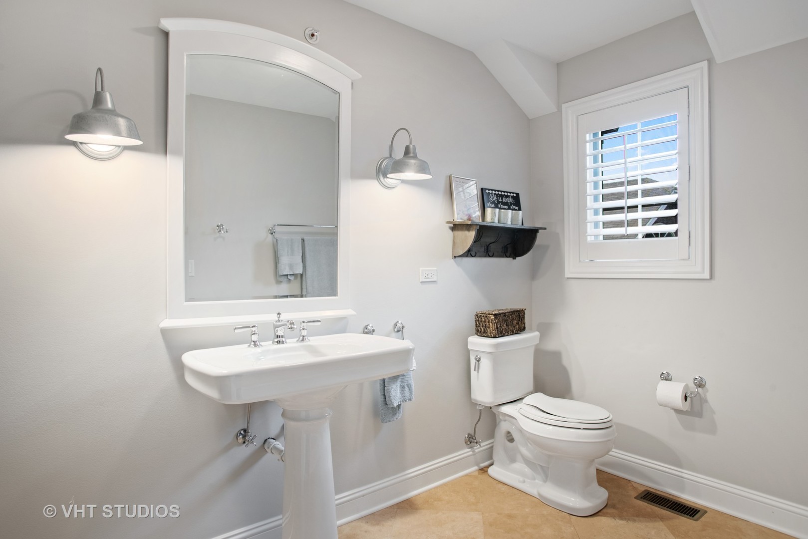 726 Hastings Street Park Ridge, IL 60068 - Photo 24 of 38 a bathroom with a sink toilet and mirror