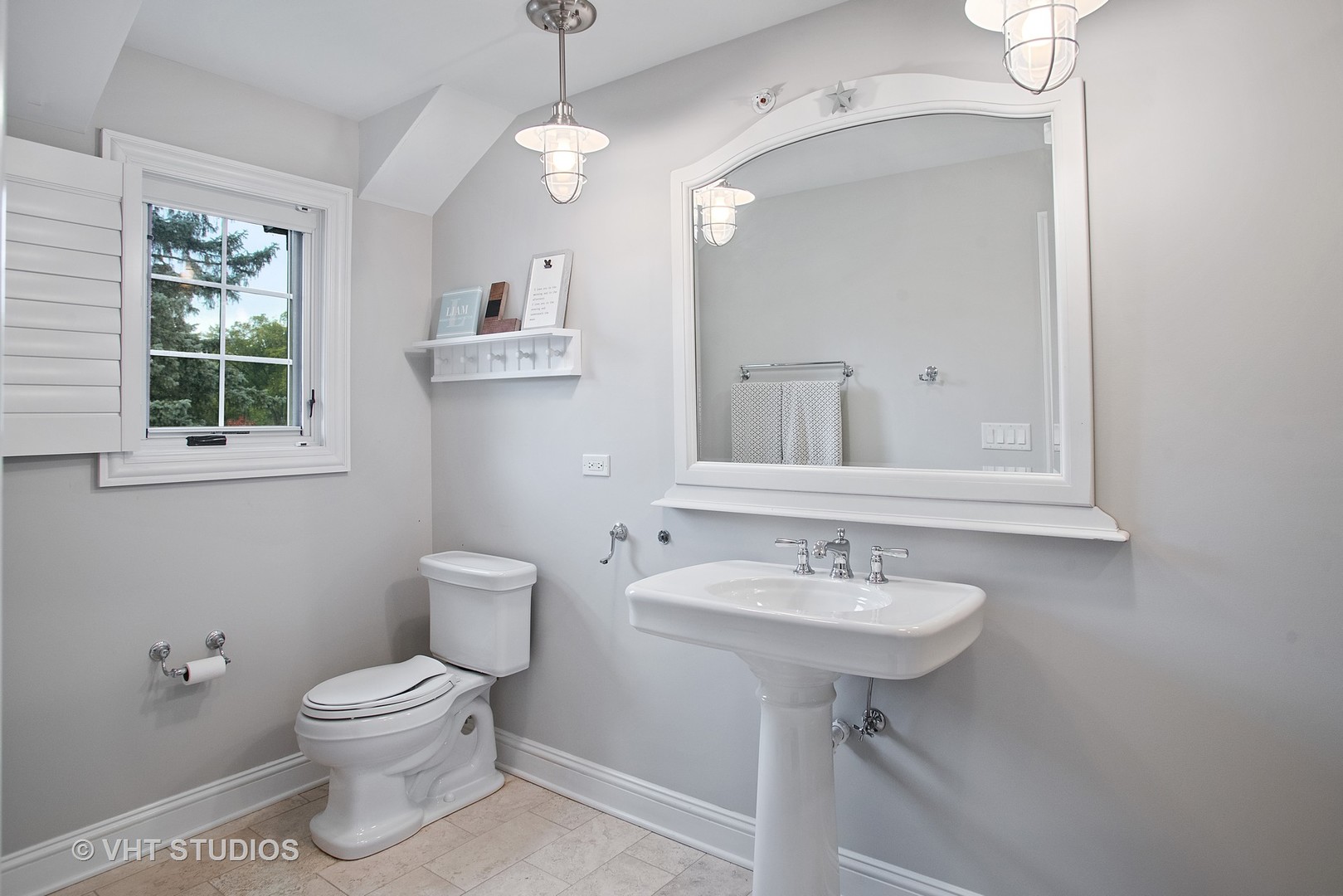 726 Hastings Street Park Ridge, IL 60068 - Photo 25 of 38 a bathroom with a toilet sink and mirror