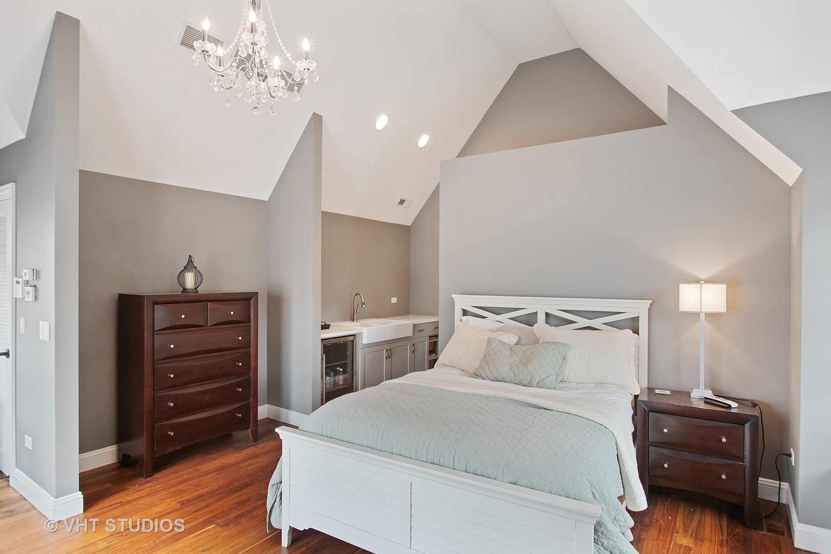 726 Hastings Street Park Ridge, IL 60068 - Photo 30 of 38 a bedroom with a bed and a dresser