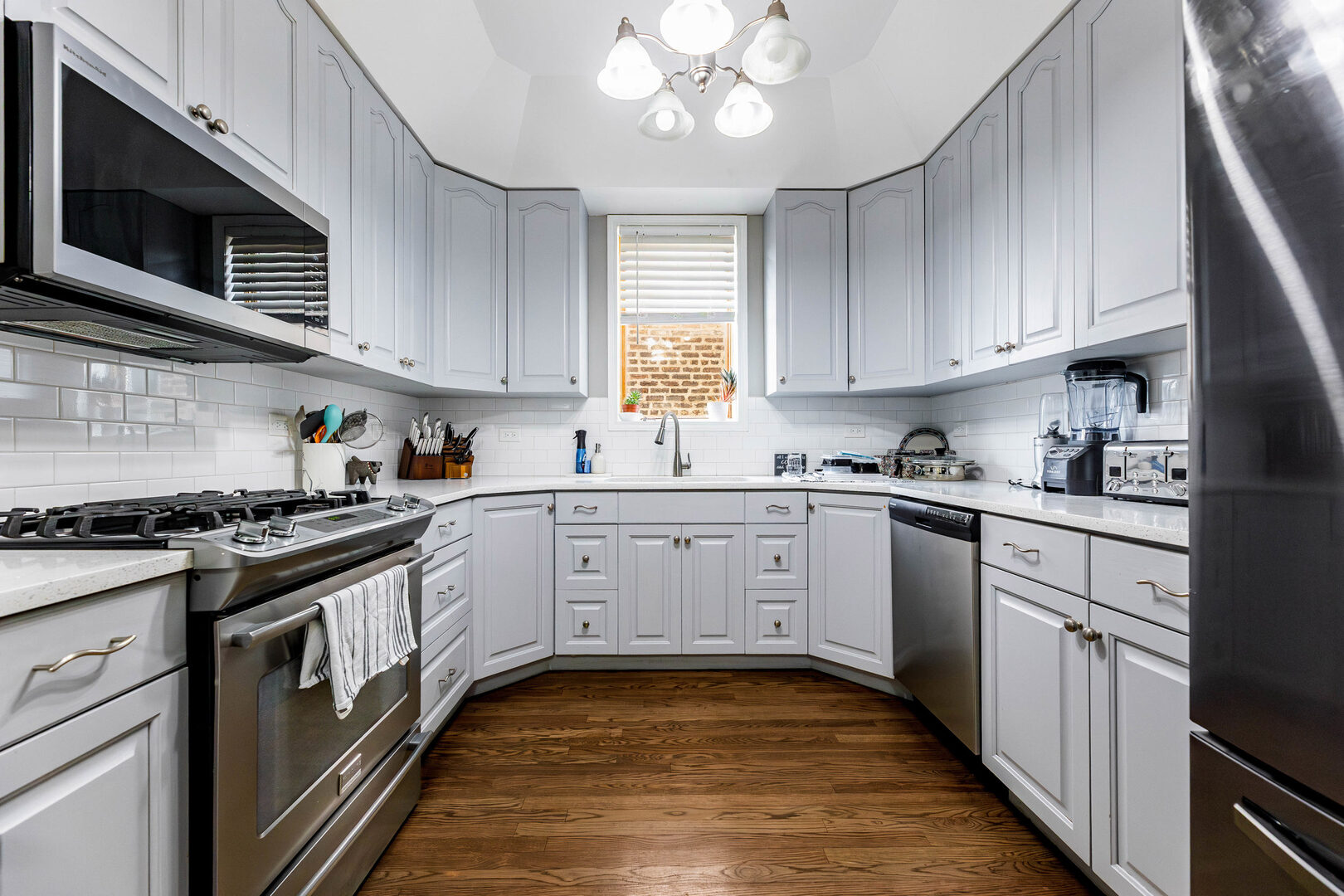 6017 South Monitor Avenue Chicago, IL 60638 - Photo 8 of 35