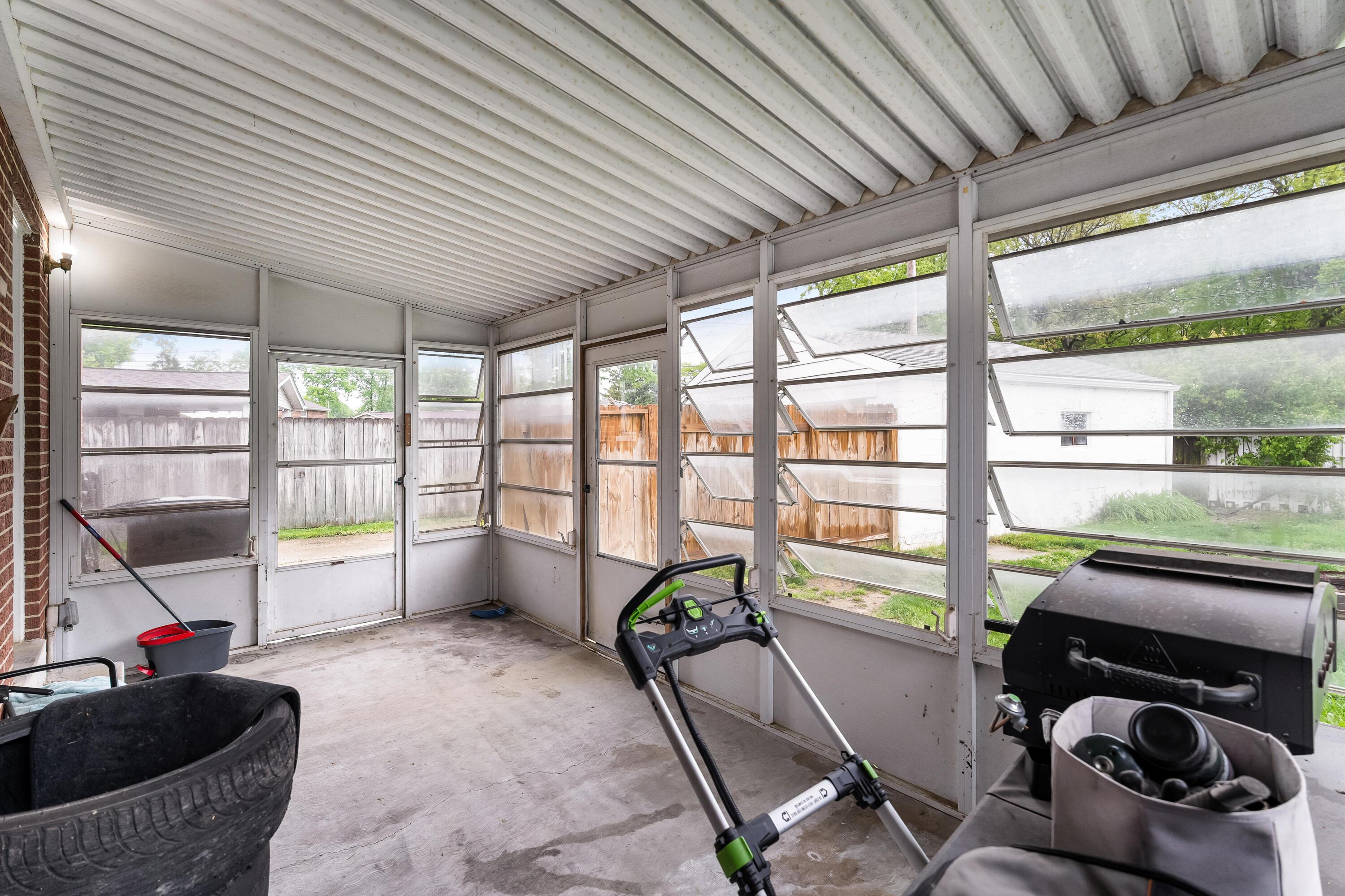 390 Topsfield Road Columbus, OH 43228 - Photo 39 of 44 3 Season Room