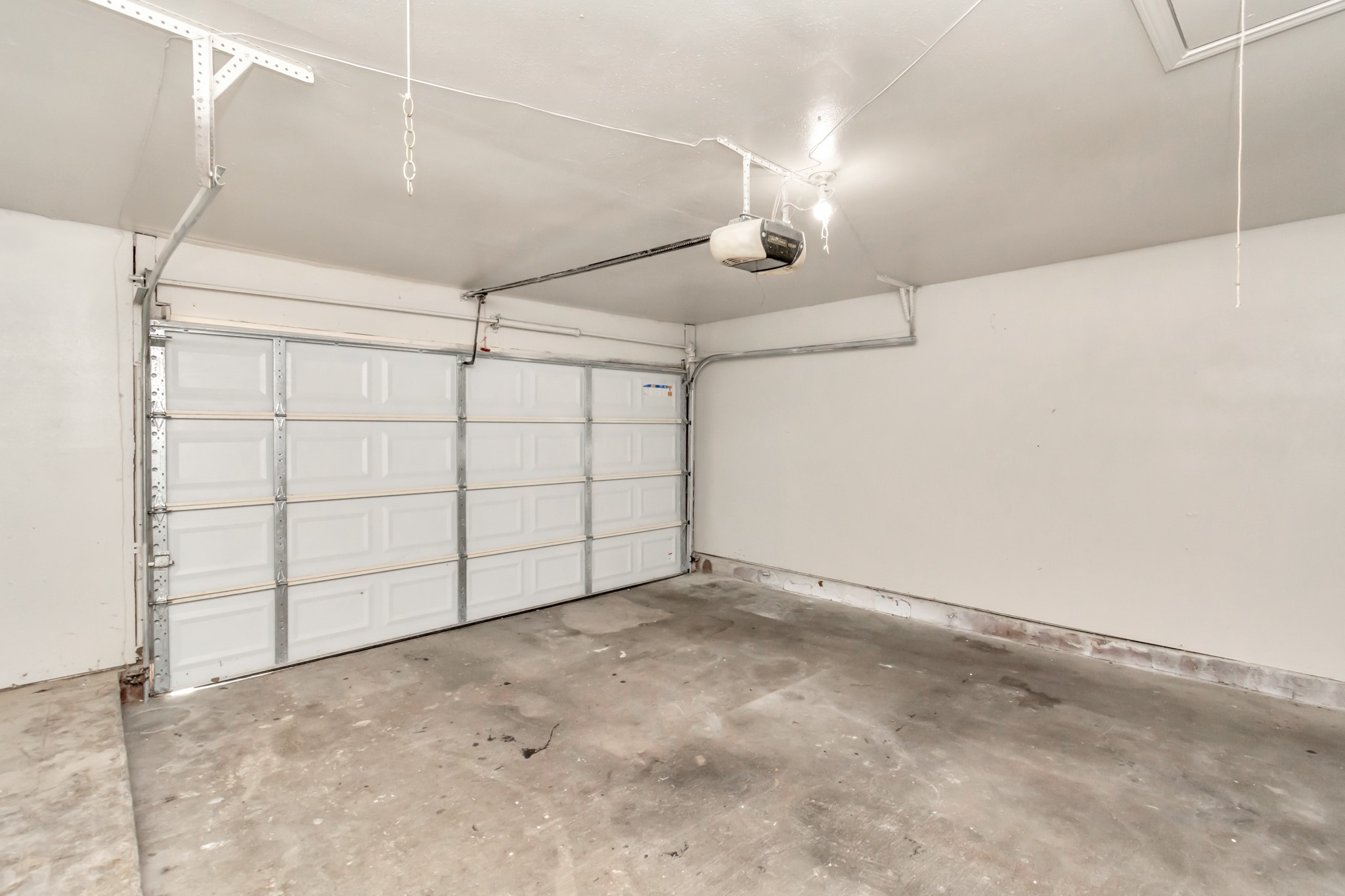 14519 Edenglen Drive Houston, TX 77049 - Photo 8 of 32 a view of a garage