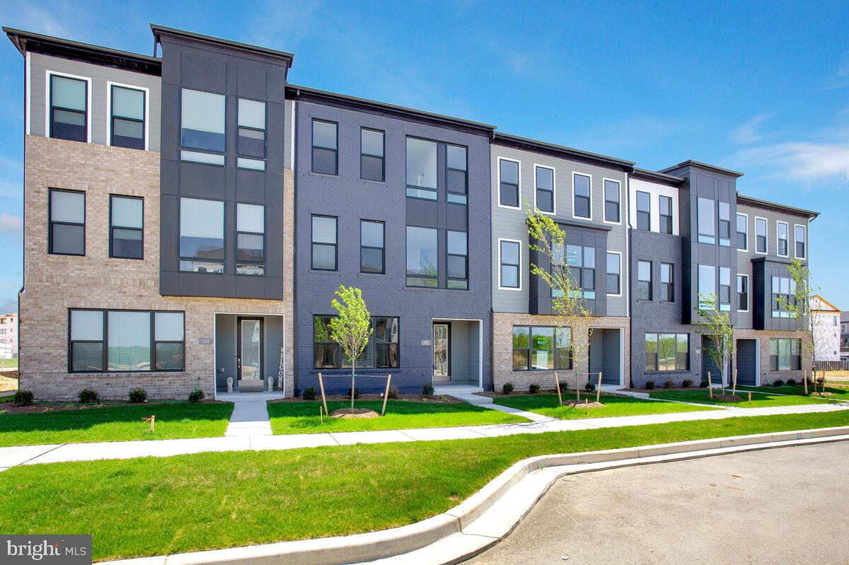 302 Summit Point Boulevard Bowie, MD 20716 - Photo 3 of 34