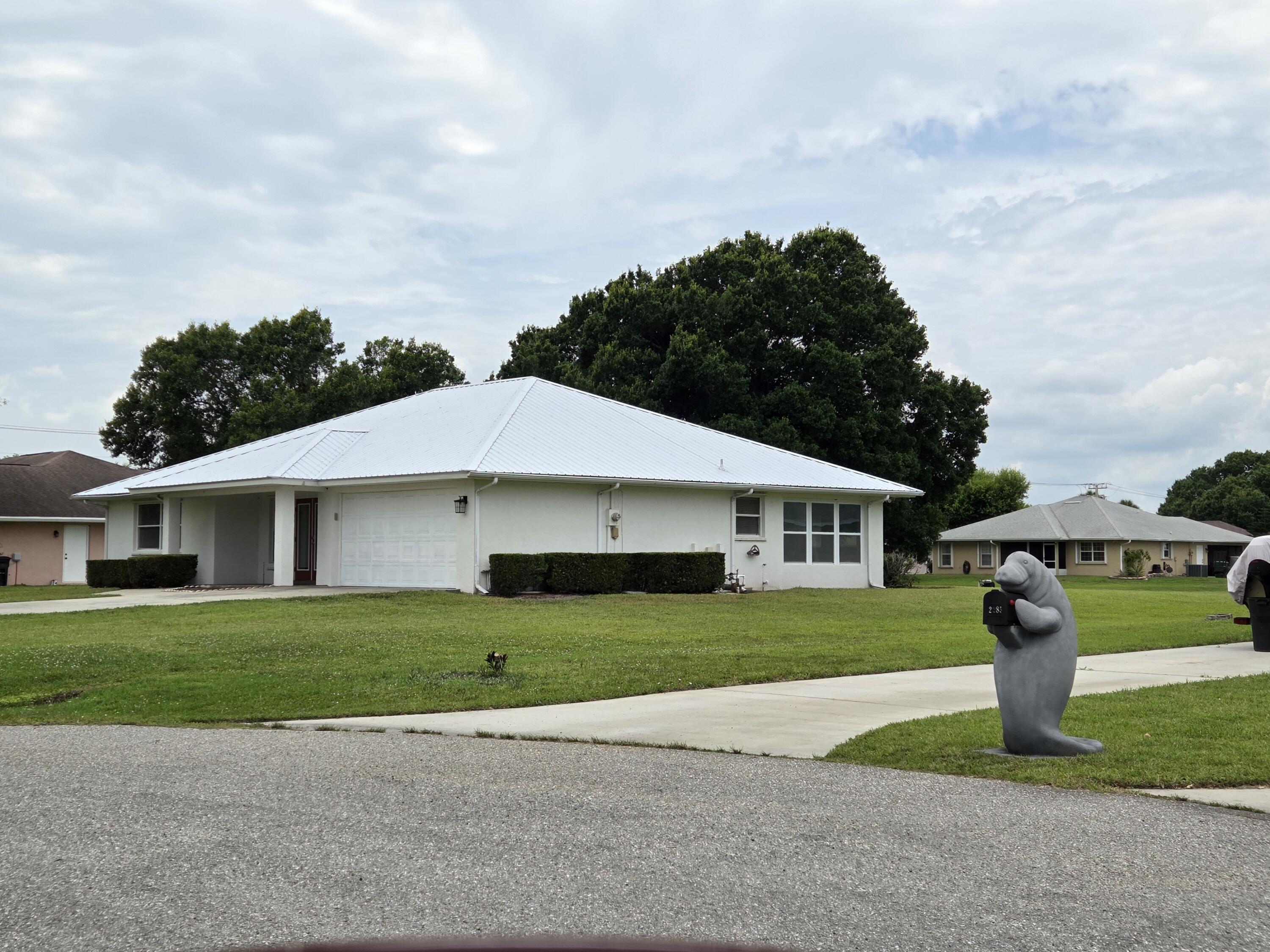 2321 Southwest 3rd Court Okeechobee, FL 34974 - Photo 2 of 37 a front view of a house with garden