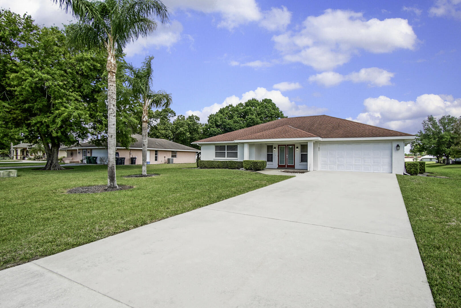 2321 Southwest 3rd Court Okeechobee, FL 34974 - Photo 33 of 37 a front view of a house with a yard