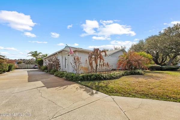 a view of a house with backyard