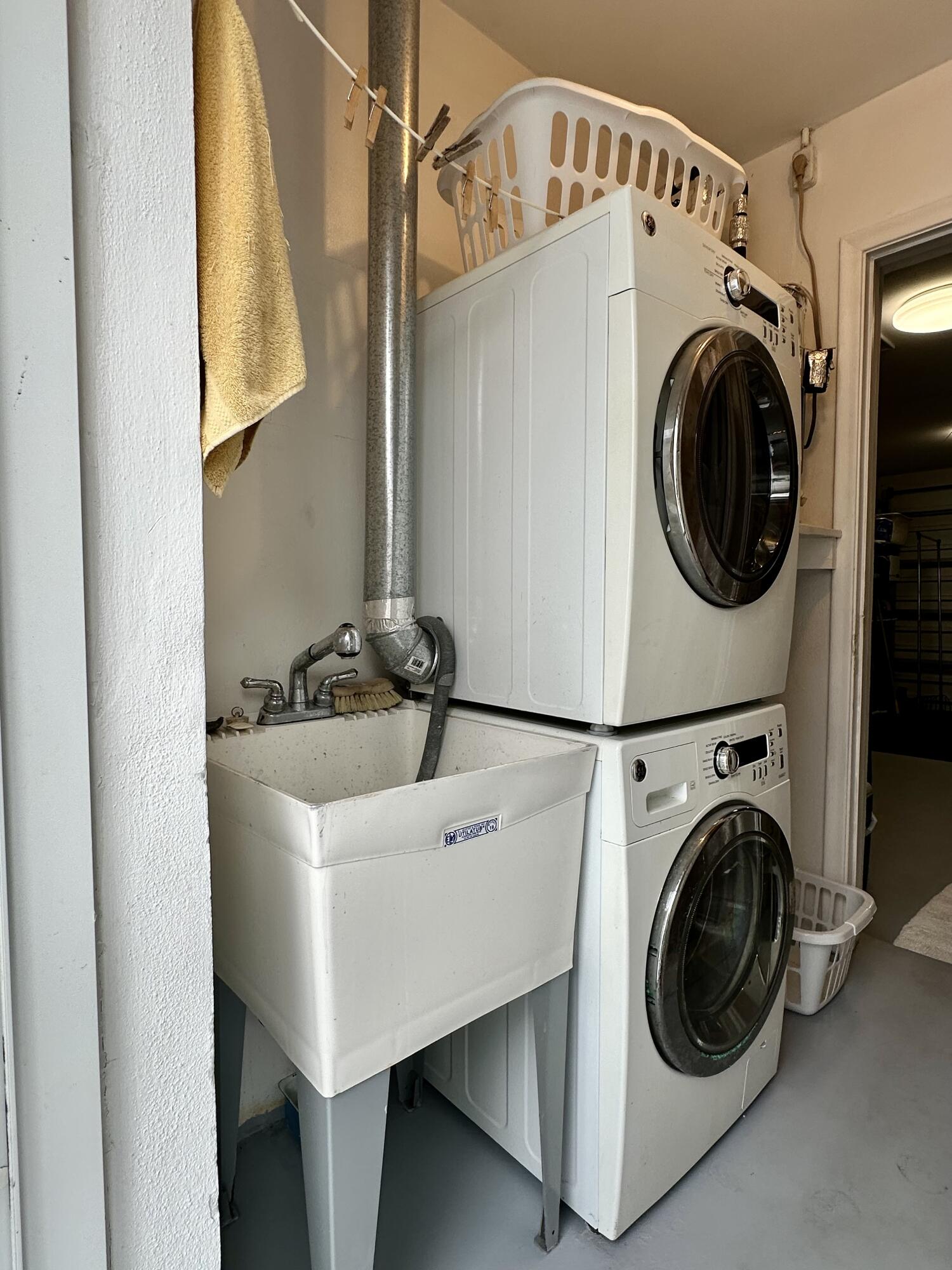 728 Ridge Road, Unit 35 Lantana, FL 33462 - Photo 23 of 35 Washer, Dryer, and Utility Sink