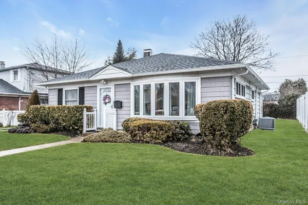 $675,000 | 3579 Wyanet Street, Seaford, NY 11783