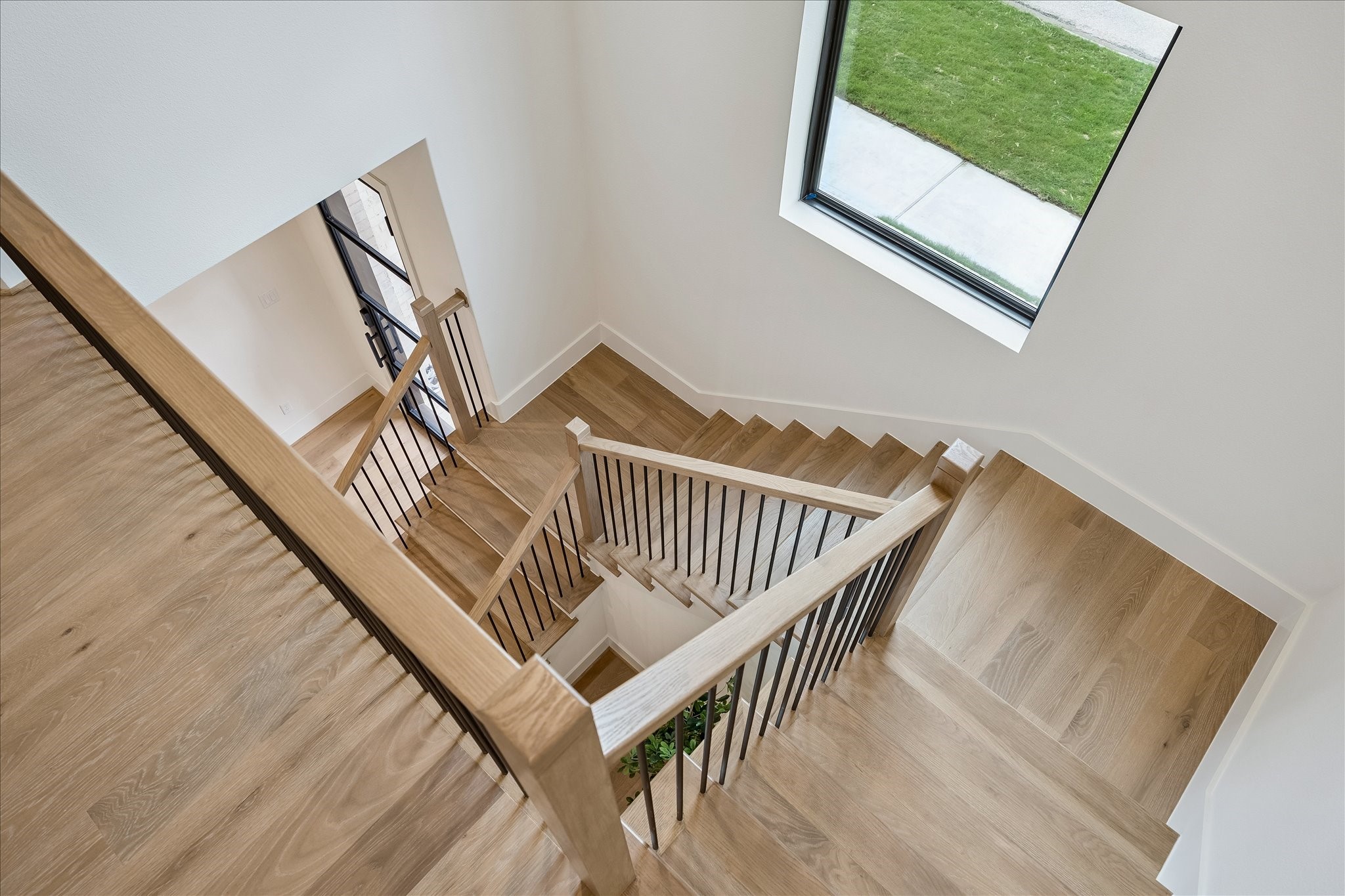 122 East 4th Street Houston, TX 77007 - Photo 19 of 38 Architectural stairwell