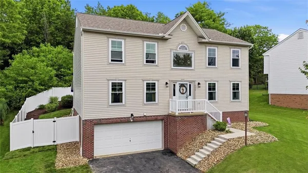 a view of a house with backyard
