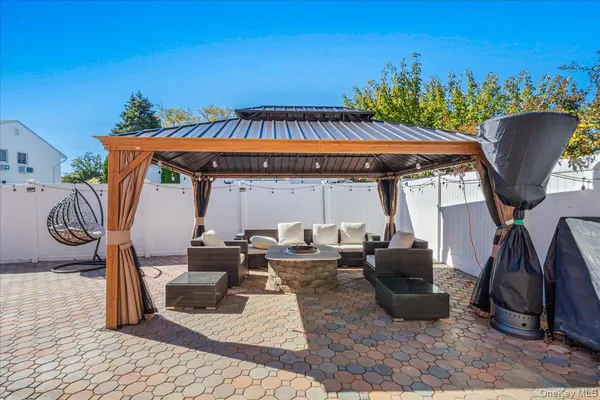 $1,289,000 | 3822 Greentree Drive, Oceanside, NY 11572