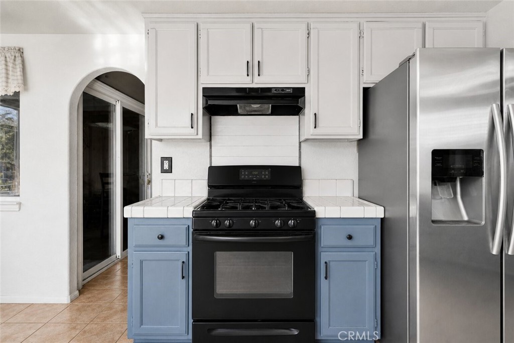 6414 Nielson Road Phelan, CA 92371 - Photo 30 of 74 a kitchen with stainless steel appliances granite countertop a stove a refrigerator and a microwave