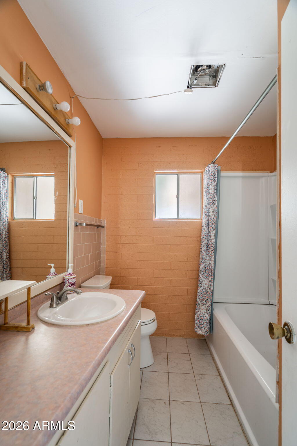 3775 East Sycamore Lane Rimrock, AZ 86335 - Photo 17 of 40 a bathroom with a sink a mirror and a bathtub