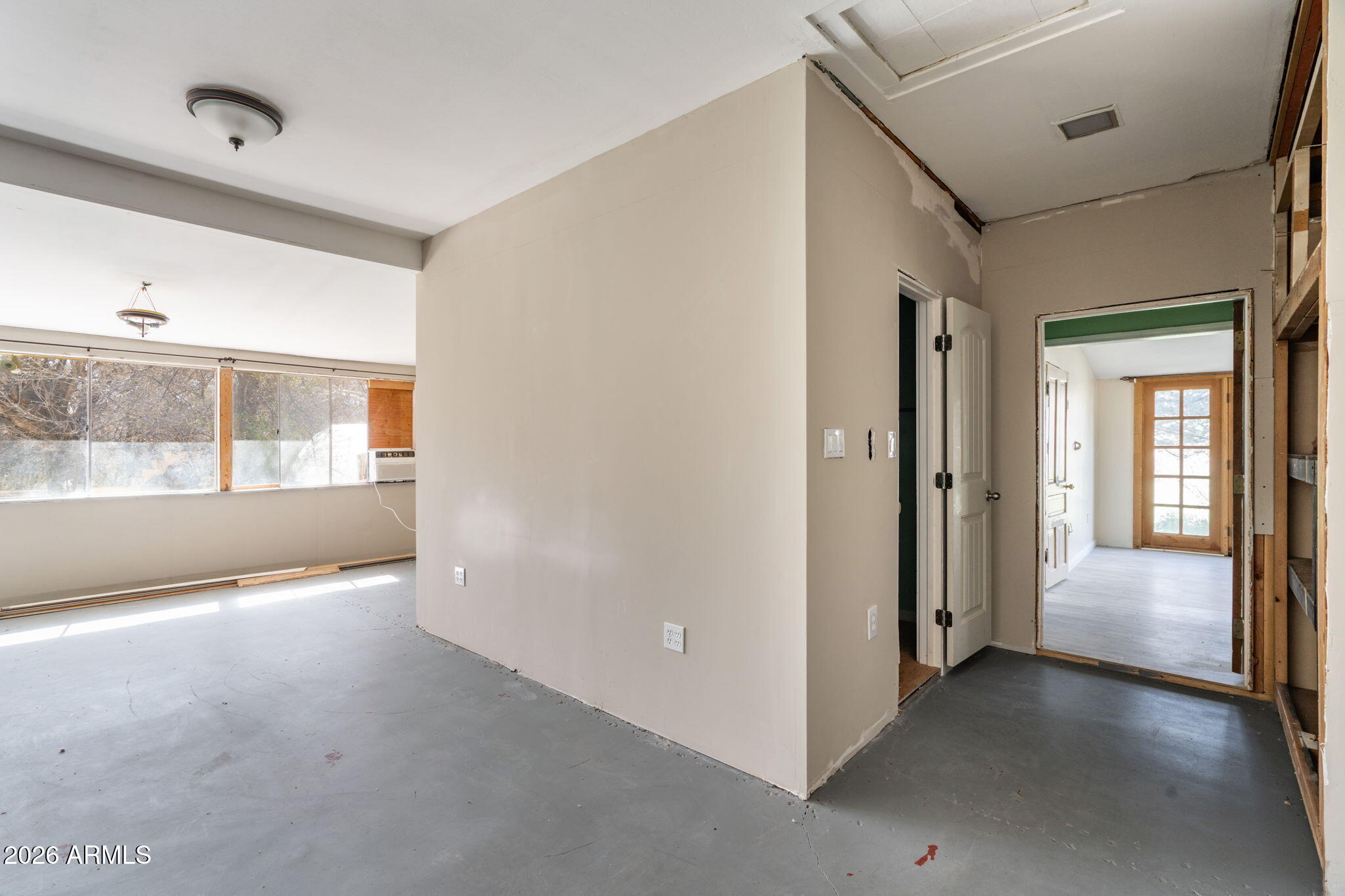 3775 East Sycamore Lane Rimrock, AZ 86335 - Photo 21 of 40 a view of a big room with wooden floor and windows