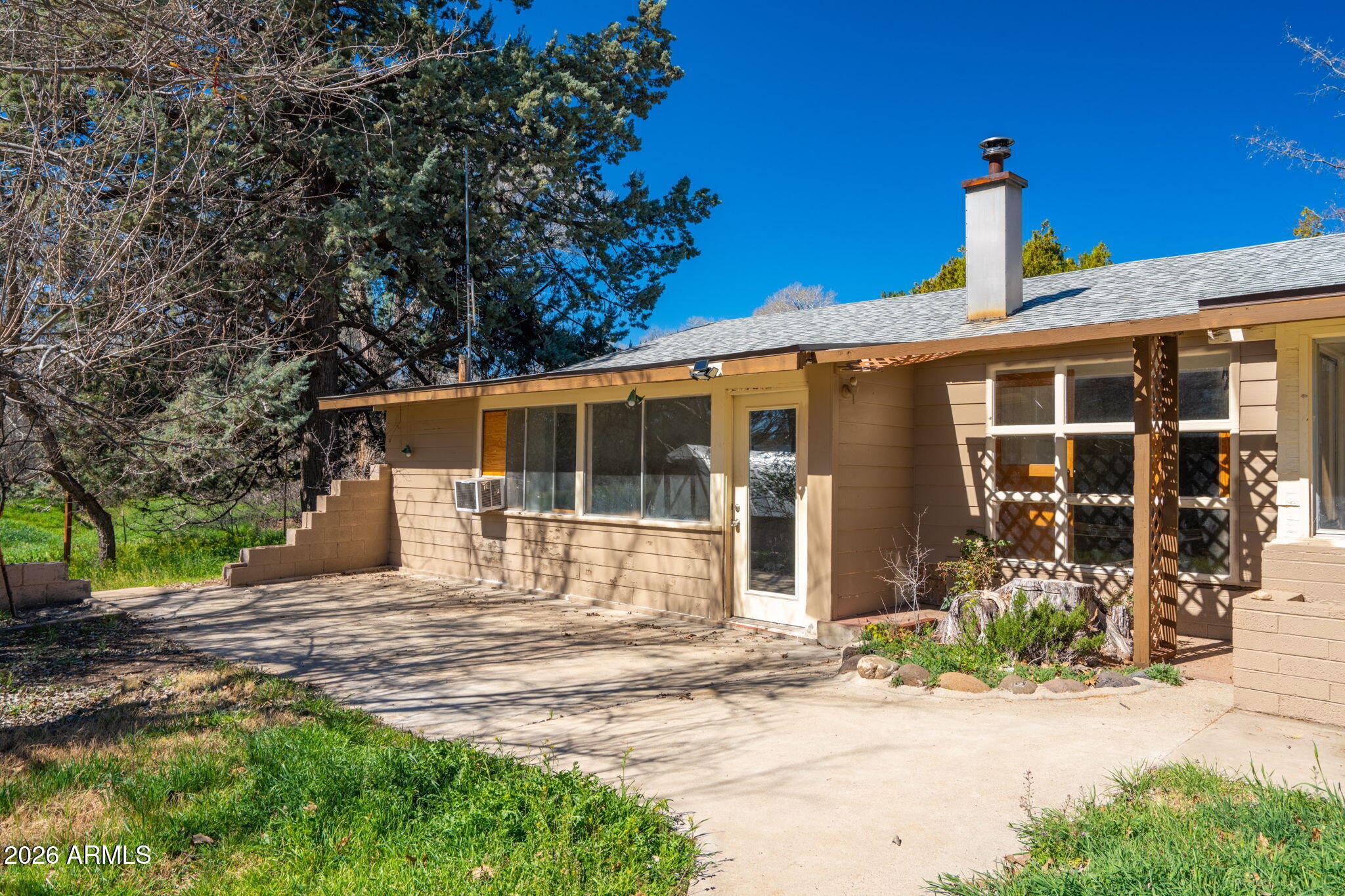 3775 East Sycamore Lane Rimrock, AZ 86335 - Photo 30 of 40 a front view of a house with garden