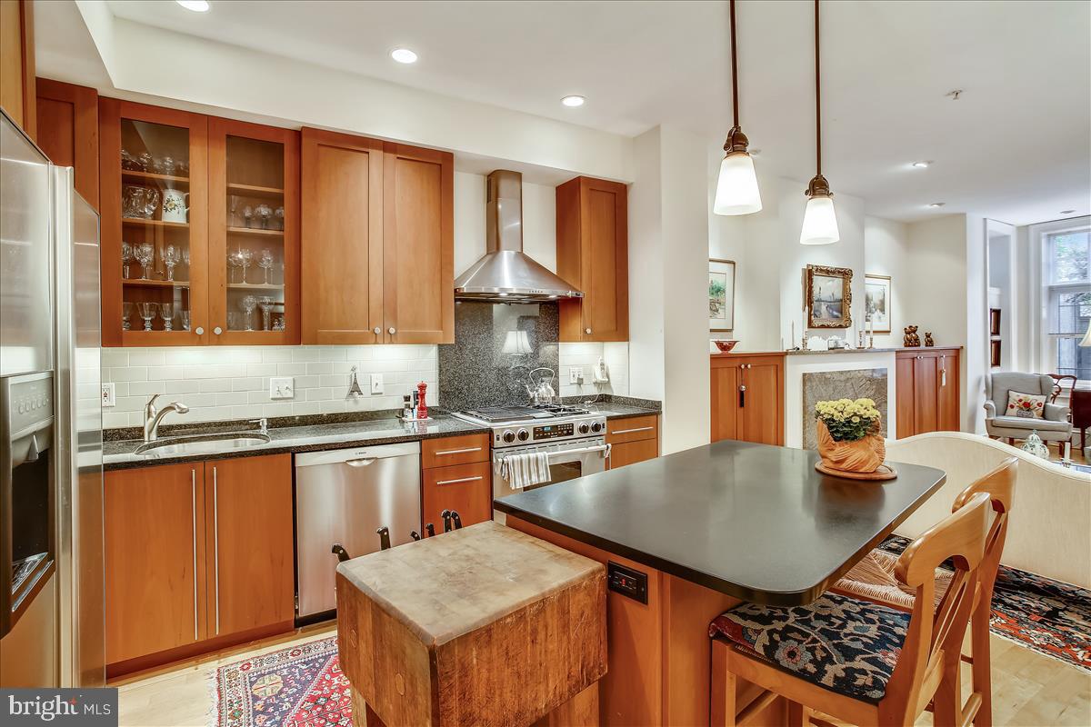 1433 R Street Northwest, Unit 1 Washington, DC 20009 - Photo 17 of 35 Kitchen with island breakfast bar