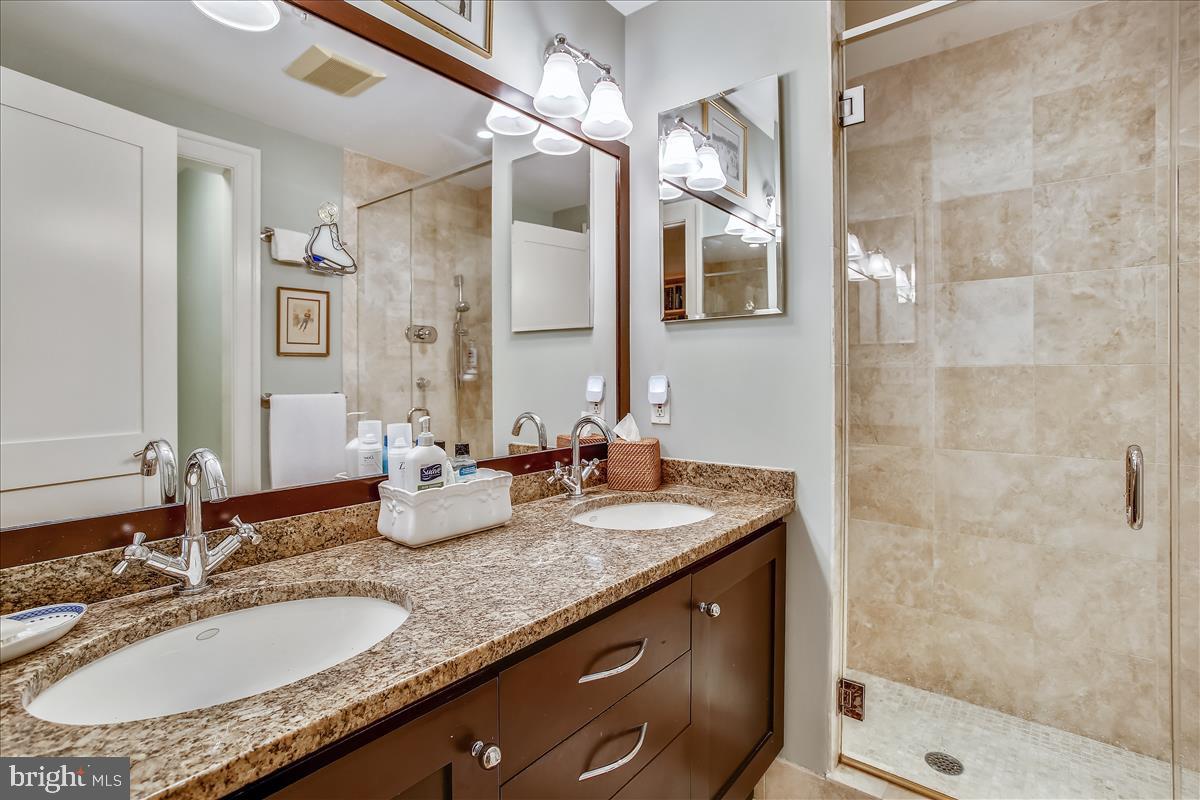 1433 R Street Northwest, Unit 1 Washington, DC 20009 - Photo 26 of 35 Primary suite - en suite bath