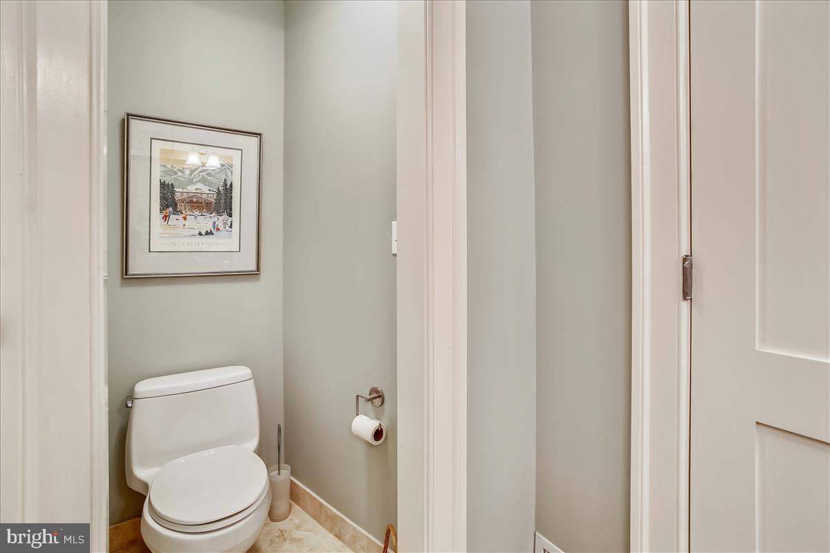 1433 R Street Northwest, Unit 1 Washington, DC 20009 - Photo 27 of 35 Primary suite - en suite bath