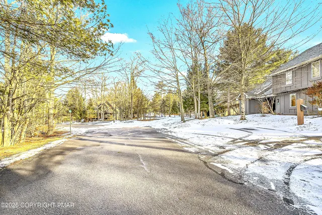 $222,900 | 188 Snow Ridge Cir Lake, Lake Harmony, PA 18624