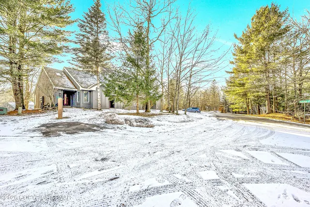 $222,900 | 188 Snow Ridge Cir Lake, Lake Harmony, PA 18624