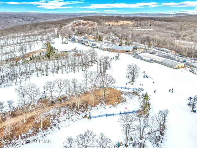 $222,900 | 188 Snow Ridge Cir Lake, Lake Harmony, PA 18624