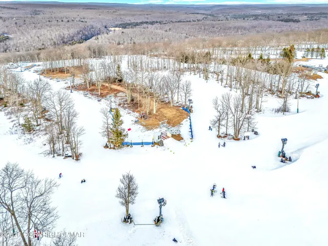 $222,900 | 188 Snow Ridge Cir Lake, Lake Harmony, PA 18624