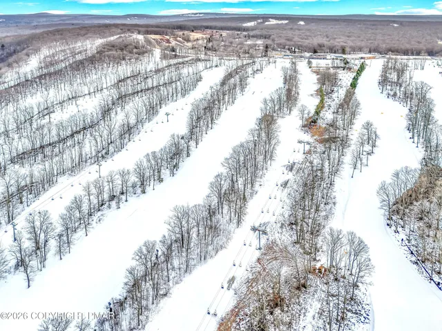 $222,900 | 188 Snow Ridge Cir Lake, Lake Harmony, PA 18624