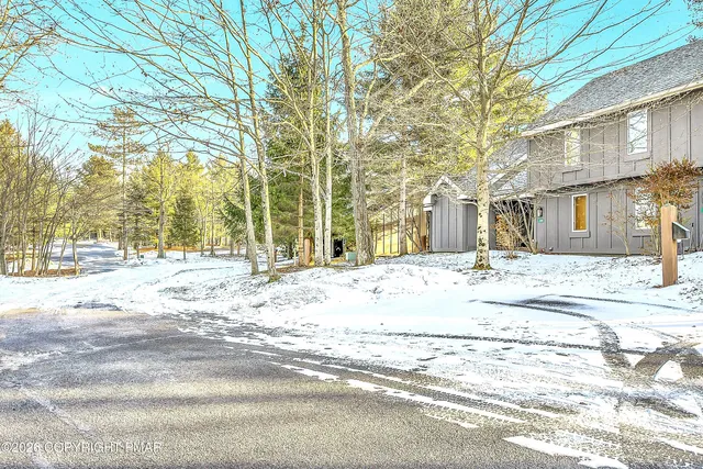 $222,900 | 188 Snow Ridge Cir Lake, Lake Harmony, PA 18624