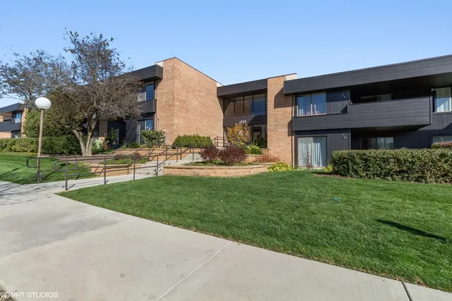 $1,950 | 1295 North Sterling Avenue, Unit 104, Palatine, IL 60067