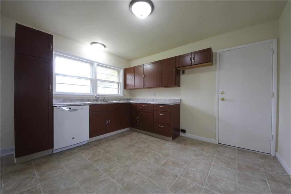 176 North Post Road Indianapolis, IN 46219 - Photo 4 of 15 Gallery Image 4