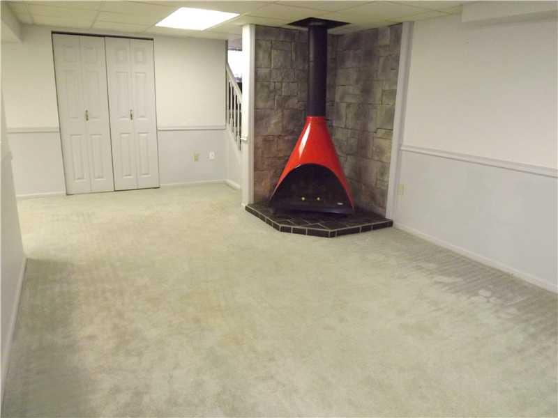 3619 Willett Road Baldwin, PA 15227 - Photo 5 of 10 Family Room.