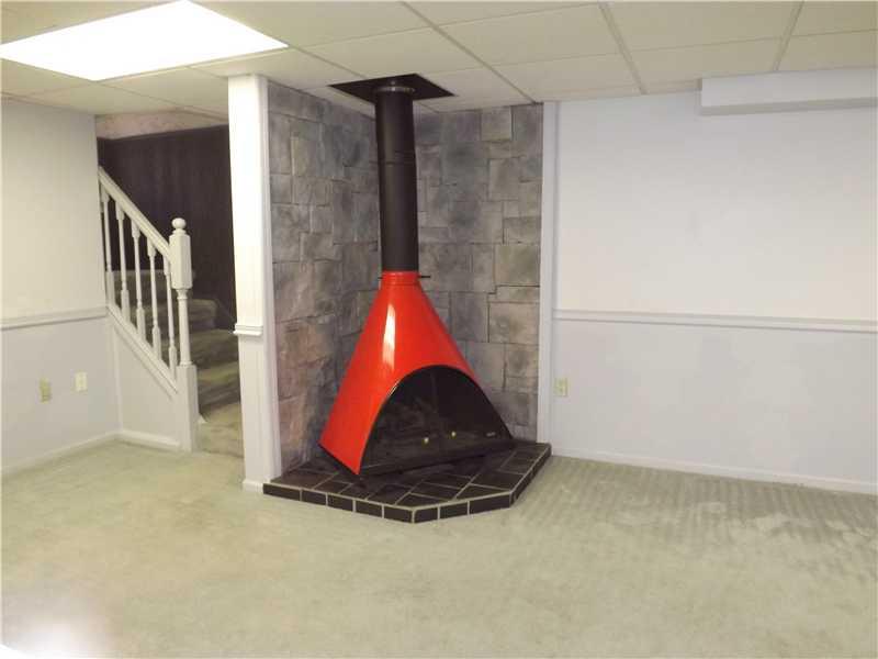 3619 Willett Road Baldwin, PA 15227 - Photo 7 of 10 Family Room.