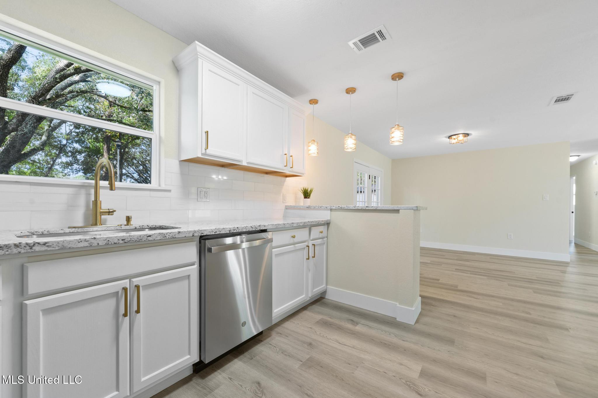 2617 State Street Gautier, MS 39553 - Photo 10 of 25 009