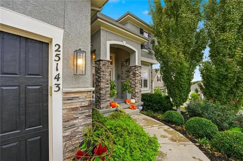 $825,000 | 25143 West 114th Court, Olathe, KS 66061