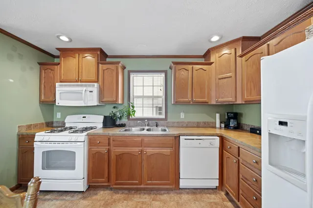 $28,000 | 324 Grand River Drive, Adrian, MI 49221