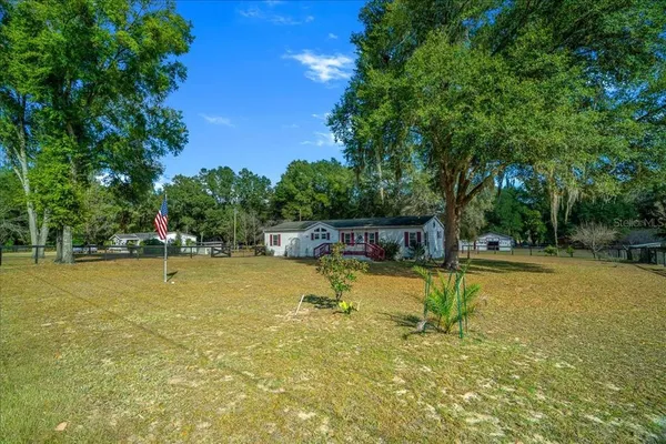 a view of a house with backyard