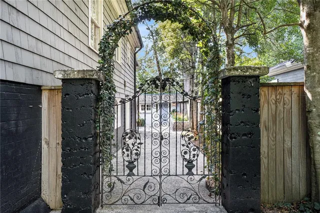 a view of entryway front of house
